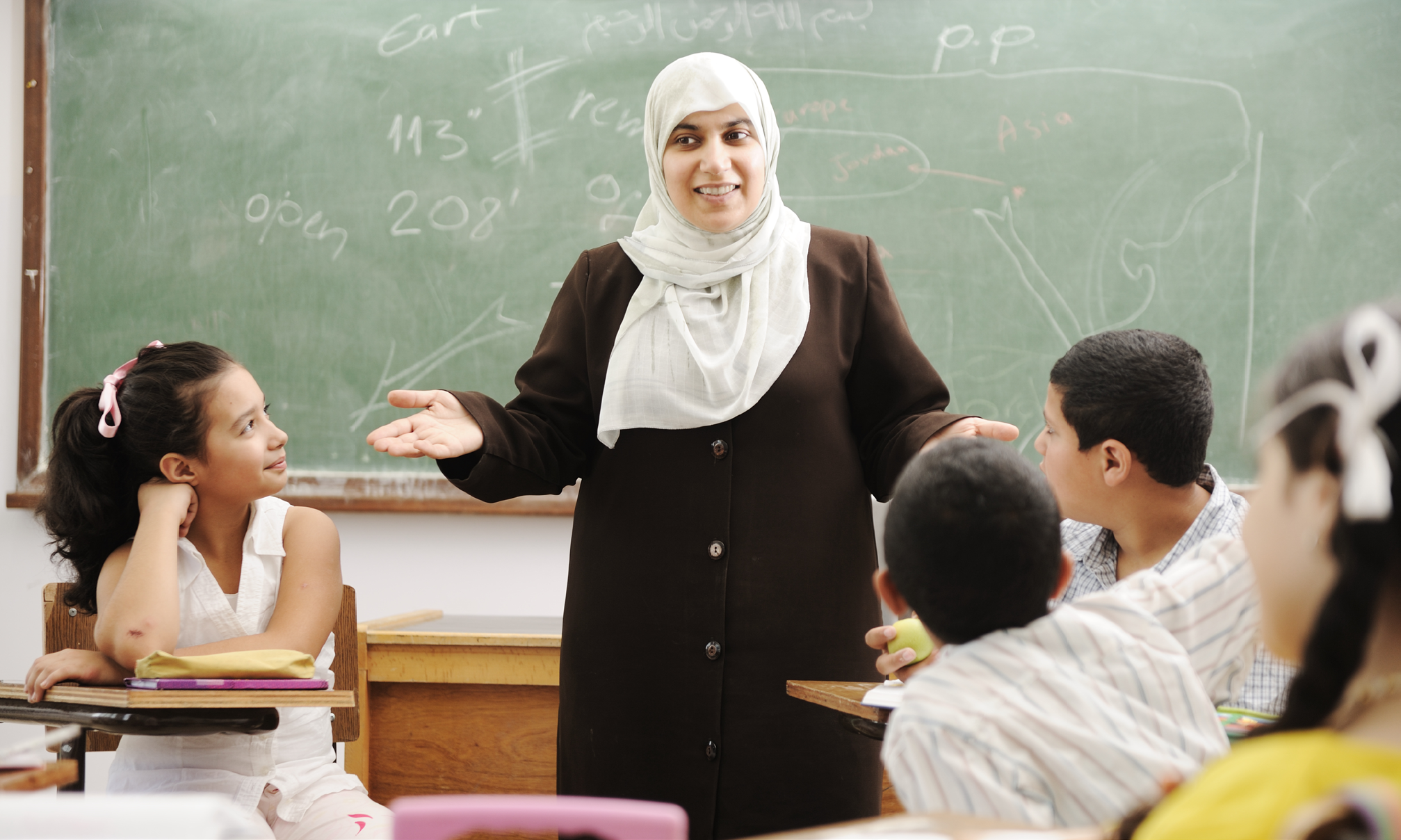Школа на арабском. Учительница на арабском. Учитель в хиджабе. Арабские педагоги. Арабский учитель.